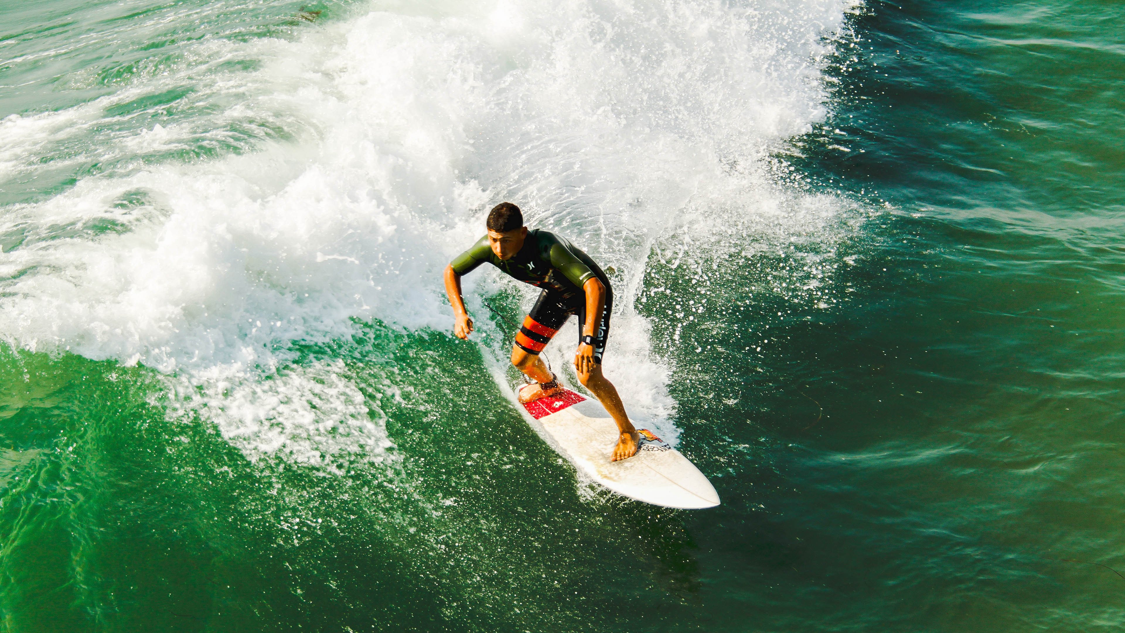 湖人宣布新赛季宣传语突出荣耀与坚韧精神，湖人队宣传照